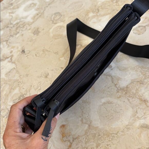 NWOT Tracker Anti Theft RFID Black Nylon Crossbody Bag Unisex - Picture 5 of 12